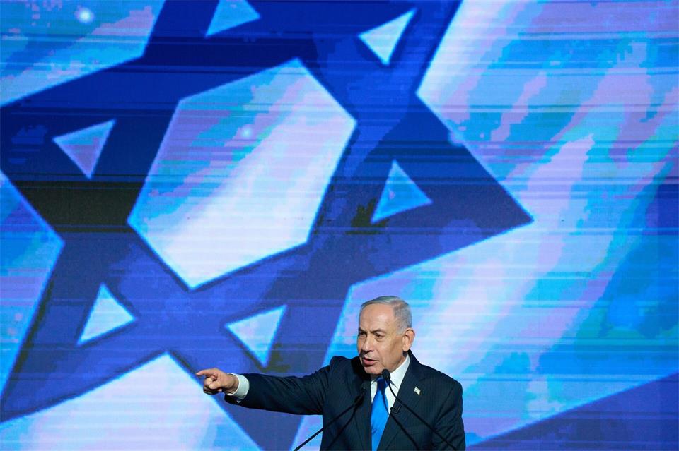 Der israelische Ministerpräsident Benjamin Netanjahu hält eine Rede auf der Neujahrsveranstaltung seiner Partei Likud in Tel Aviv.Ariel Schalit/AP/dpa
