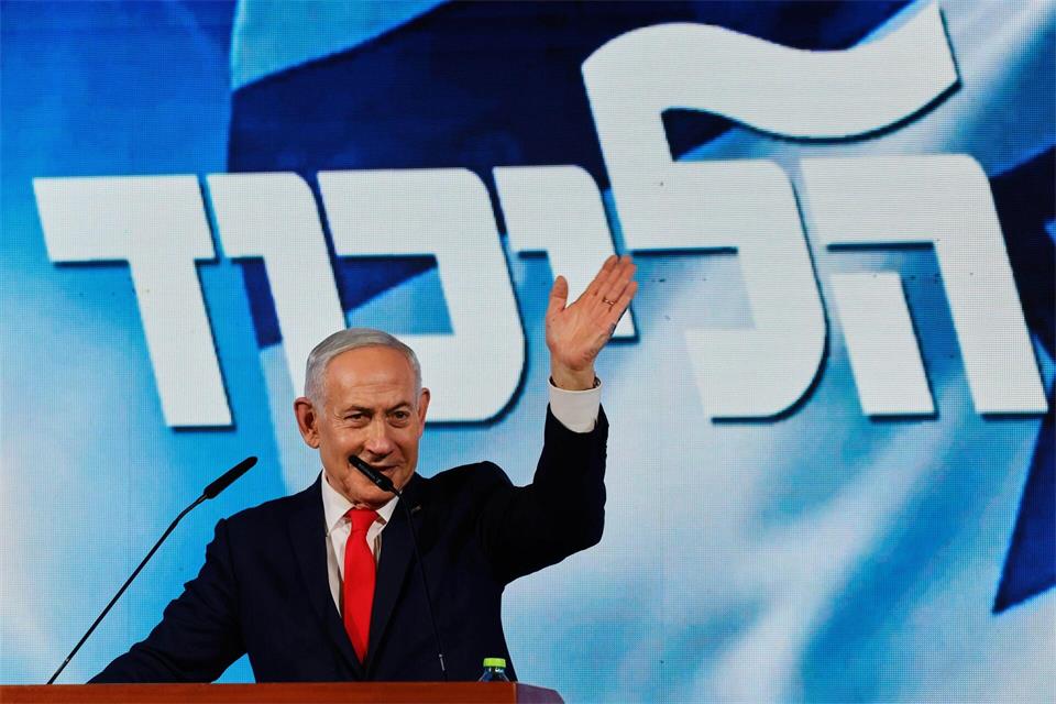 Der israelische Ministerpräsident Benjamin Netanjahu hat nach der Wahl in Israel zur Bildung einer starken rechtsgerichteten Regierung ohne Beteiligung arabischer Parteien aufgerufen.Olivier Fitoussi/dpa