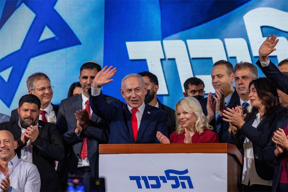Der israelische Ministerpräsident Benjamin Netanjahu hat nach der Wahl in Israel zur Bildung einer starken rechtsgerichteten Regierung aufgerufen.Olivier Fitoussi/dpa