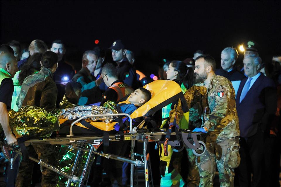 Der italienische Außenminister Antonio Tajani (r) empfängt am Militärflughafen Ciampino verletzte und medizinisch behandlungsbedürftige Kinder aus dem Gazastreifen, bevor sie in verschiedene italienische Krankenhäuser gebracht werden.Cecilia Fabiano/LaPresse/AP/dpa