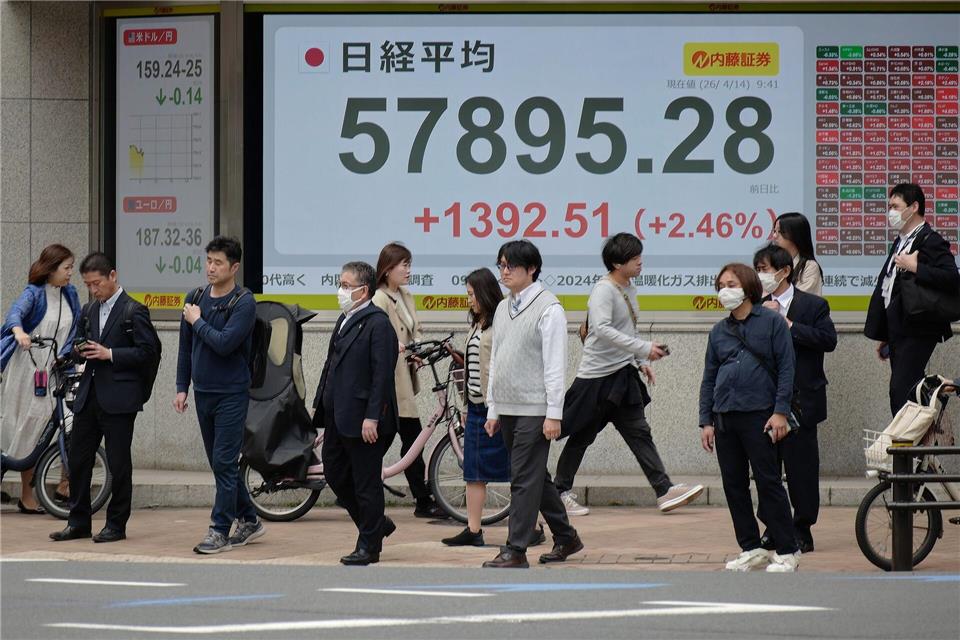 Der japanische Leitindex Nikkei 225 ist positiv in den Handelstag gestartet.Eugene Hoshiko/AP/dpa