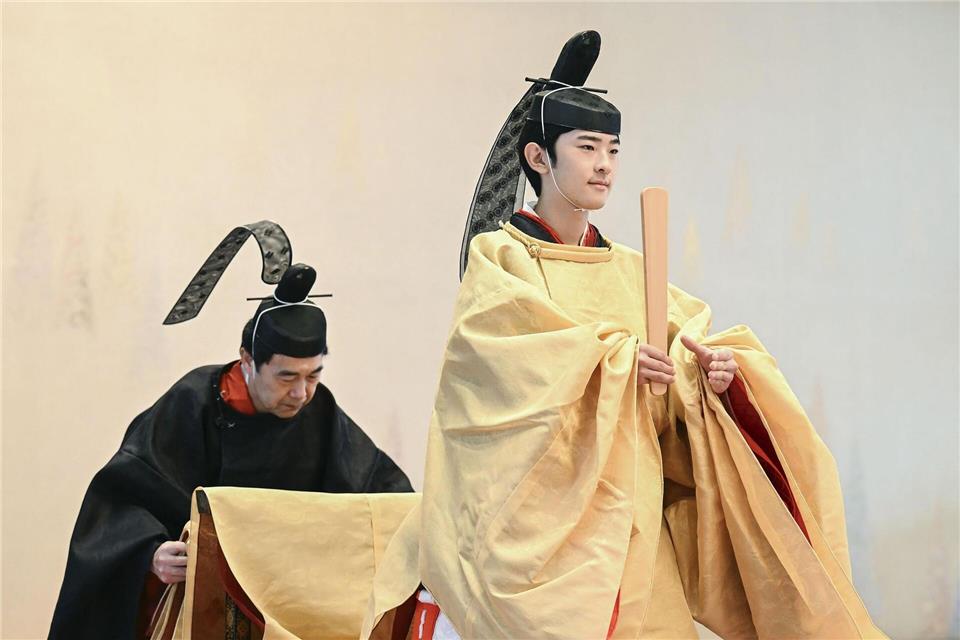 Der japanische Prinz Hisahito, in zeremonieller Kleidung, wird im Kaiserpalast in Tokio während seiner Volljährigkeit abgebildet.---/Kyodo/dpa