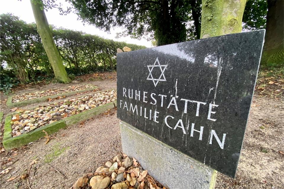 Der jüdische Friedhof in Erle ist bis heute erhalten. Die versteckt gelegene Ruhestätte wurde im Gegensatz zu anderen jüdischen Friedhöfen auch in der Zeit des Nationalsozialismus nicht geschändet. 