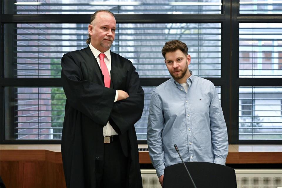 Der jüdische Student Lahav Shapira (r.) und sein Anwalt Sebastian Scharmer stehen im Gerichtssaal. (Archivbild) Elisa Schu/dpa
