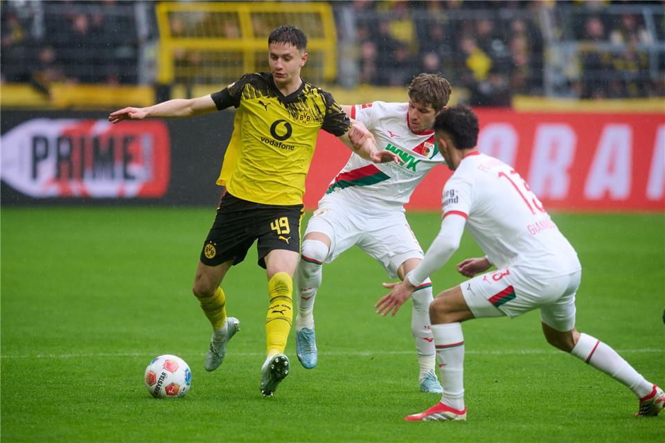 Der junge Innenverteidiger Luca Reggiani, der gegen Augsburg sein Debüttor für den BVB erzielte, könnte auch gegen den HSV wieder zur BVB-Startelf gehören (Archivbild).Bernd Thissen/dpa