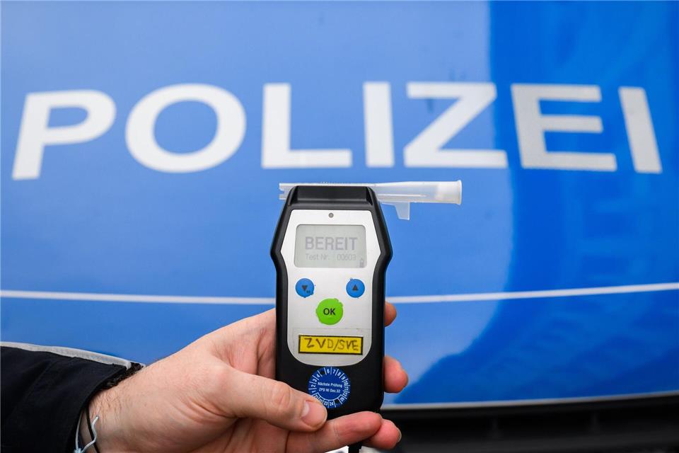 Der junge Mann hatte einen hohen Promillewert. (Symbolbild)Julian Stratenschulte/dpa