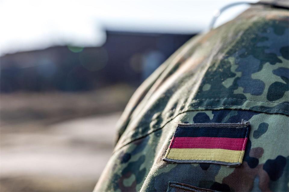 Der junge Mann trug Uniform und Hoheitsabzeichen, war aber gar kein Soldat. (Symbolbild) Frank Hammerschmidt/dpa