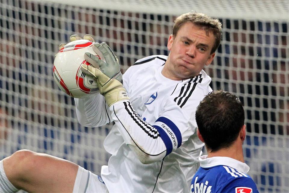 Der junge Manuel Neuer im Schalke-Trikot in Aktion. (Archivbild)picture alliance / dpa