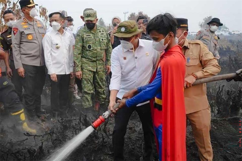 Der junge „Superman“ gilt schon jetzt als Symbolfigur im Kampf gegen die Flammen. Forestry Ministry Indonesia/dpa