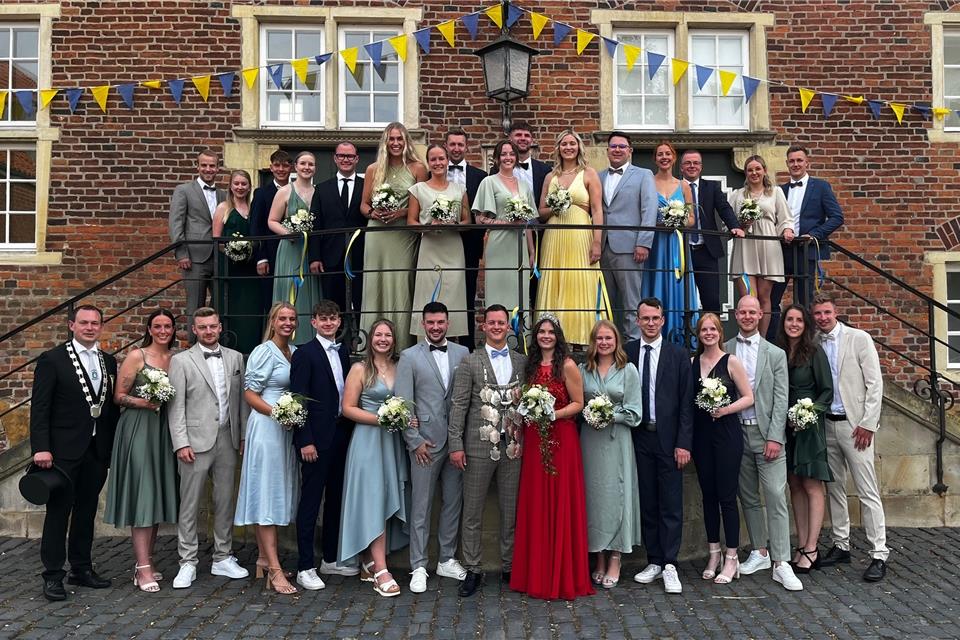 Zum Geburtstag den Königstitel in Ramsdorf Der junge Thron der Ramsdorfer Schützen um das königliche Geburtstagspaar.