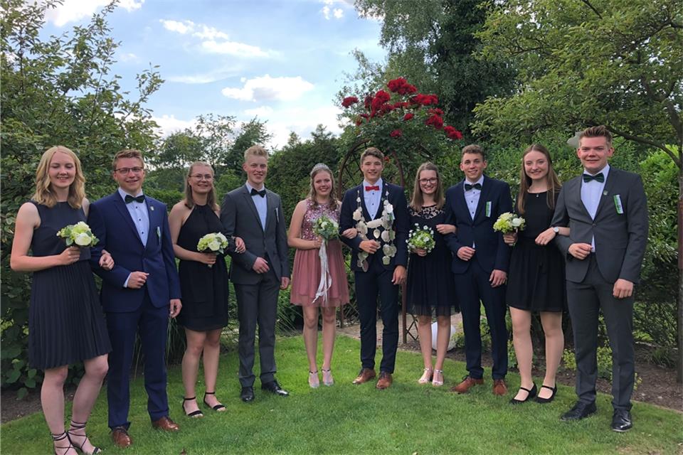 Jonas Föcker ist jüngster König in Burlo Der junge Thron ist startklar für den Festball.