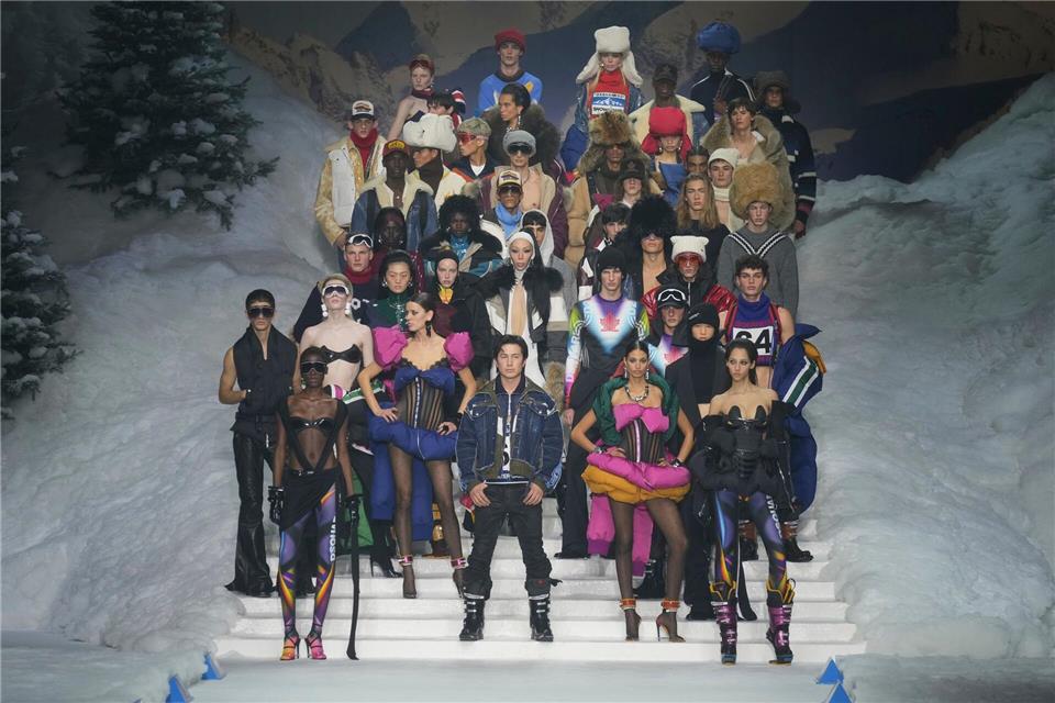 Der kanadische Schauspieler Hudson Williams (Mitte) gab bei der Modewoche in Mailand sein Debüt auf dem Laufsteg.Antonio Calanni/AP/dpa