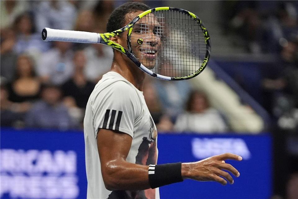 Der kanadische Tennisprofi Felix Auger-Aliassime wirft seinen Schläger in die Luft.Frank Franklin II/AP/dpa