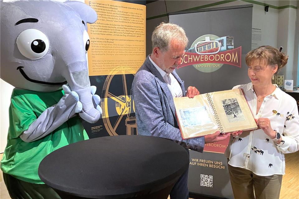 Tuffi-Bilder im Museum - Foto vom Elefantensturz gab es nie Der kleine Elefant Tuffi ist auf historischen Fotos kurz vor und nach dem Sprung in die Wupper zu sehen. Volker Danisch/dpa