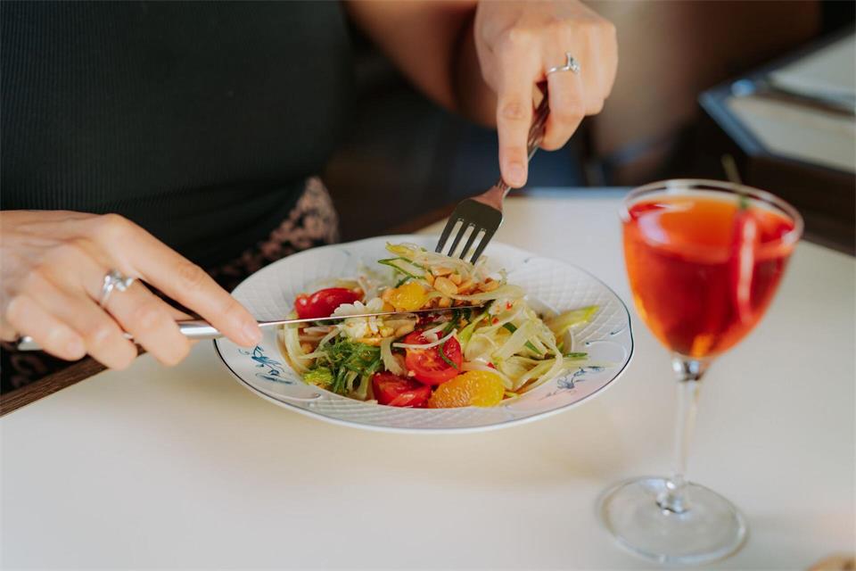 Der knackige Fenchelsalat nach thailändischer Art erinnert an einen Papaya-Salat.  Studio Kroll/dpa-tmn