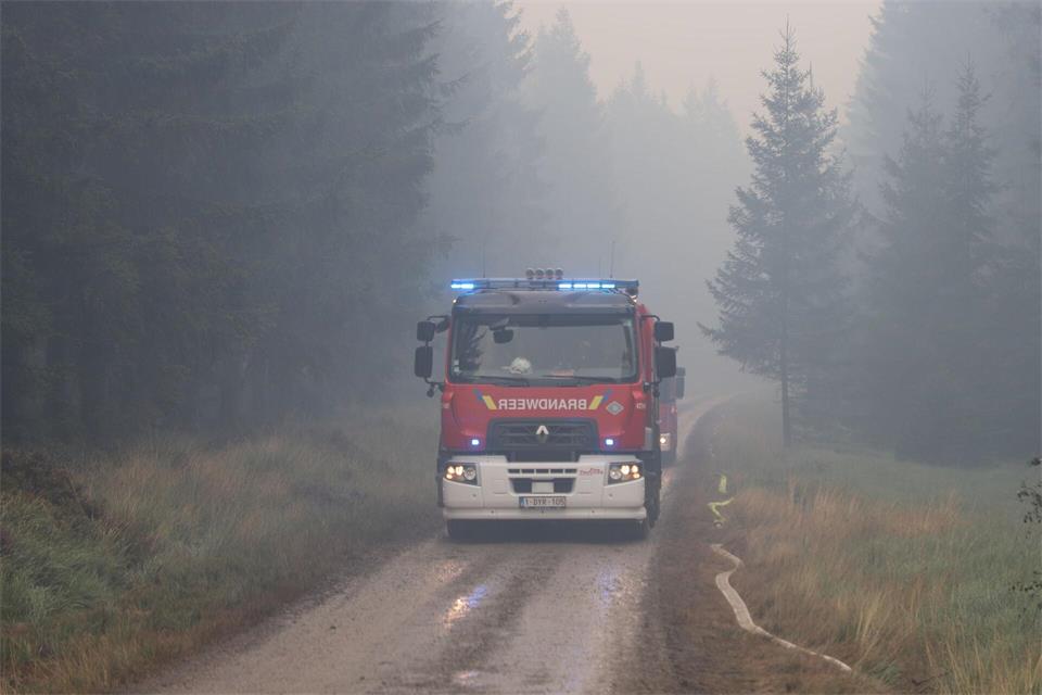 Der kräftezehrende Einsatz dauert an. Sascha Thelen/dpa