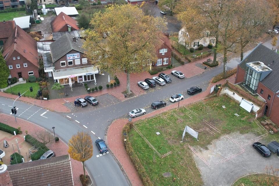 Der künftige Bauplatz des Dorfgemeinschaftshauses ist mit Flatterband kenntlich gemacht worden.