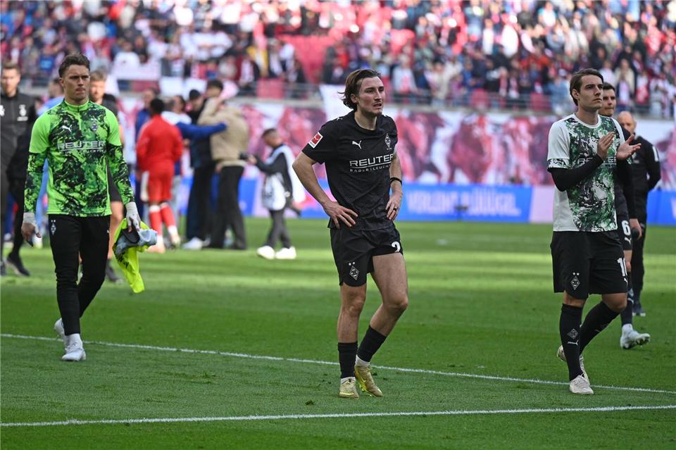 Der künftige Leipziger Rocco Reitz geht nach dem Spiel zu den Gladbach-Fans.David Hammersen/dpa