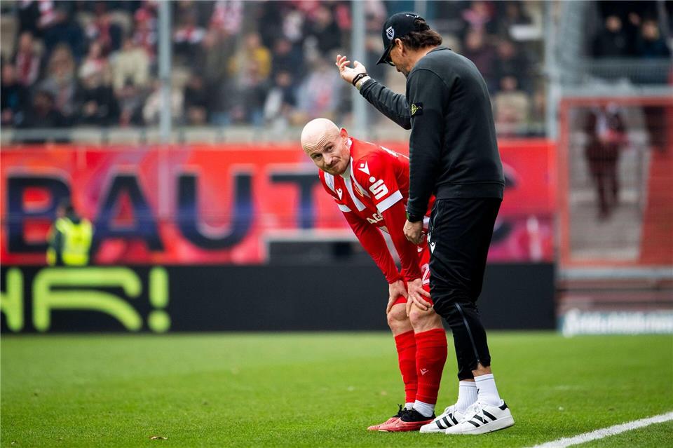 Der künftige Rostocker Maximilian Krauß und sein Ex-Trainer Trainer Claus-Dieter Wollitz. Julius Frick/dpa