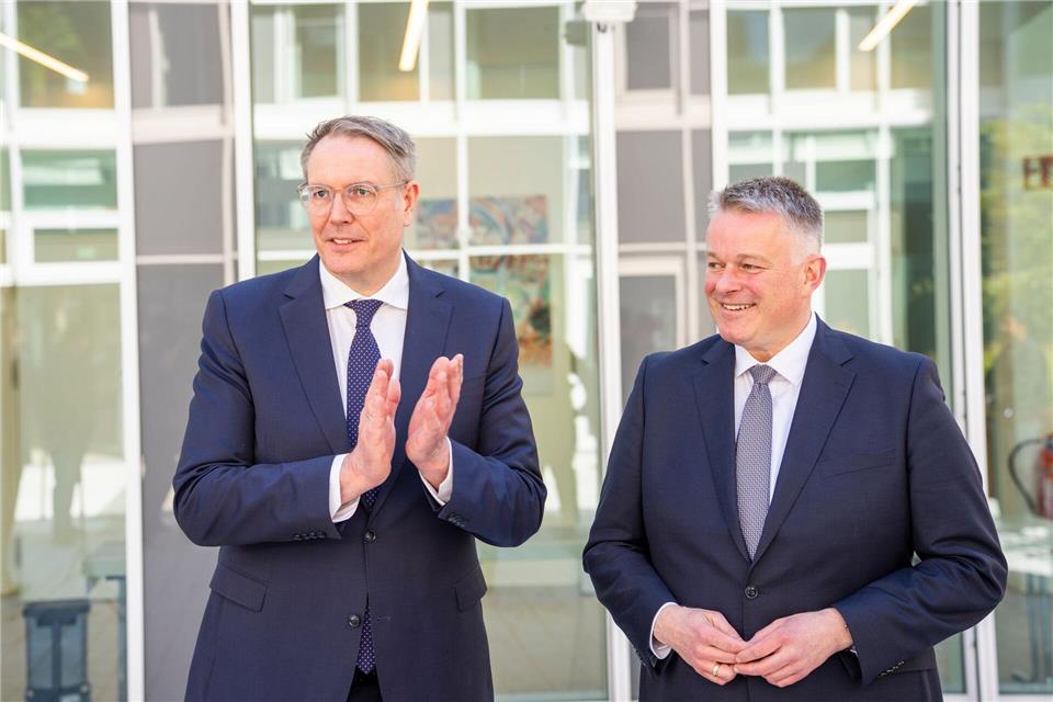 Der künftige rheinland-pfälzische Ministerpräsident Gordon Schnieder (CDU) und der amtierende, Alexander Schweitzer (SPD), fordern eine Reaktion der Mineralölkonzerne. Andreas Arnold/dpa