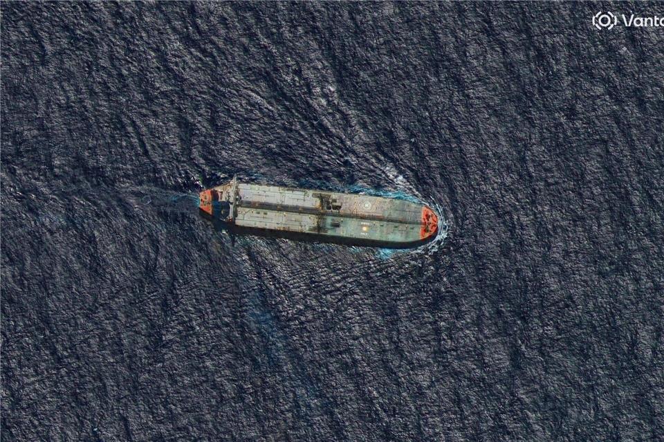 Der kürzlich von den USA vor der Küste Venezuelas beschlagnahmte Rohöltanker „Skipper“, gesehen, als das Schiff in südwestlicher Richtung fährt und sich etwa 33 Kilometer nördlich von Guadeloupe in der südlichen Karibik befindet.Uncredited/Satellite image ©2025 Vantor/AP/dpa