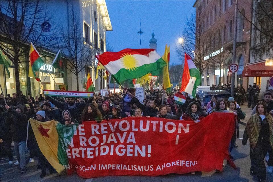 Der kurdische Demonstrationszug in der Münchner Innenstadt.Stefan Puchner/dpa