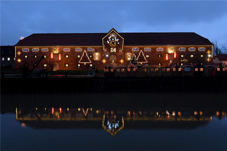 Mal anders: 16 ungewöhnliche Weihnachtsmärkte in Deutschland Der „längste Adventskalender der Welt“: Das Eiderkanal-Packhaus im historischen Hafen von Tönning zur Adventsszeit.Carsten Rehder/dpa/dpa-tmn