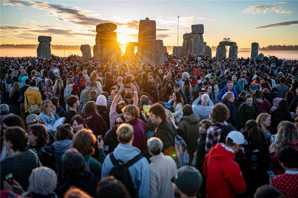 Der längste Tag hat begonnen - Sonnenaufgang in Stonehenge.Ben Birchall/PA Wire/dpa