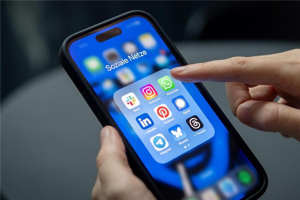 Der lange Arm von Social Media: Die Netzwerk-Betreiber erhalten oft auch personenbezogene Daten ihrer Nutzenden von anderen Webseiten oder Apps. Das ist alles andere als astrein, aber rechtlich kompliziert.picture alliance/dpa/dpa-tmn