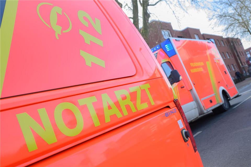 Der lebensgefährlich verletzte Fahrradfahrer wurde mit dem Rettungswagen in ein Krankenhaus gebracht. (Symbolbild) Julian Stratenschulte/dpa