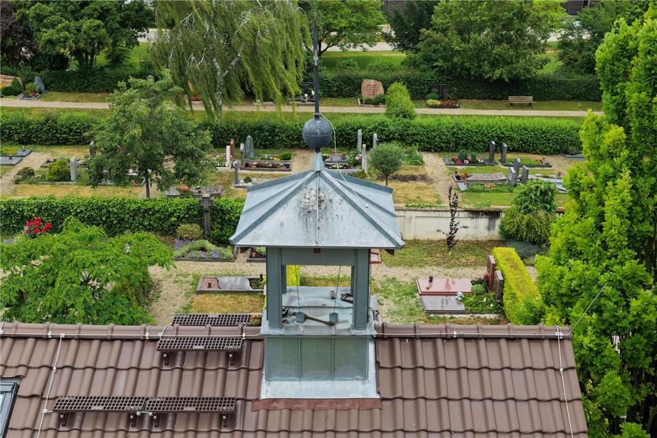 Der leere Glockenturm von der Friedhofskapelle in Edingen im Rhein-Neckar-Kreis. Bernd Weißbrod/dpa