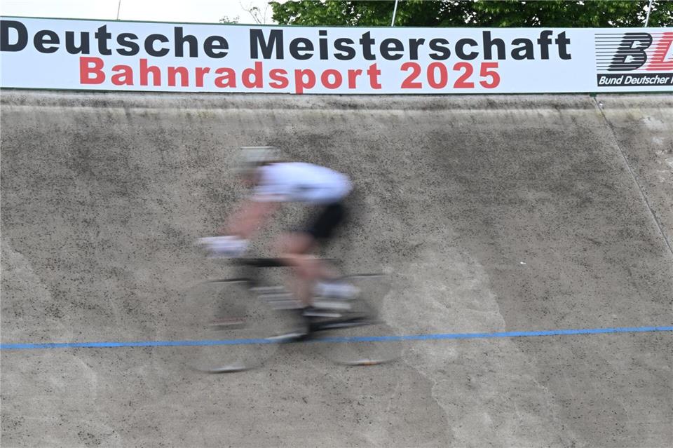 Nach Unfall-Drama: Außenseiter holt Keirin-Titel Der letzte Meistertitel im Bahnradsport ist mit Verspätung vergeben worden. Bernd Weißbrod/dpa