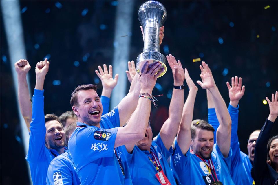 Der letzte von vielen Titeln: Filip Jicha mit dem deutschen Pokal 2025. (Archivbild)Marius Becker/dpa