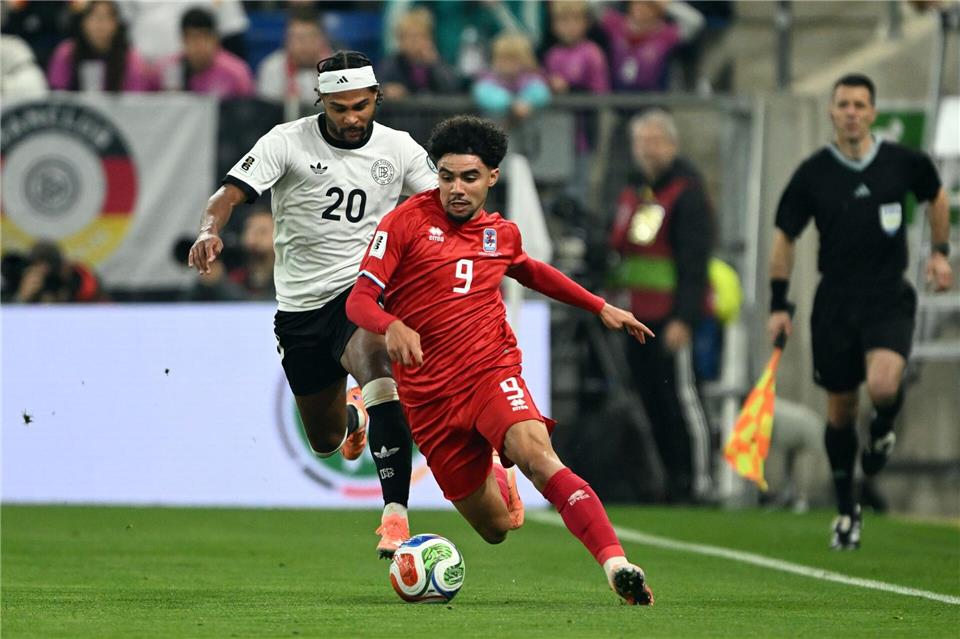 Der luxemburgische Nationalspieler Aiman Dardari (r) wechselt per Leihe von Augsburg nach Fürth. (Archivbild)Federico Gambarini/dpa