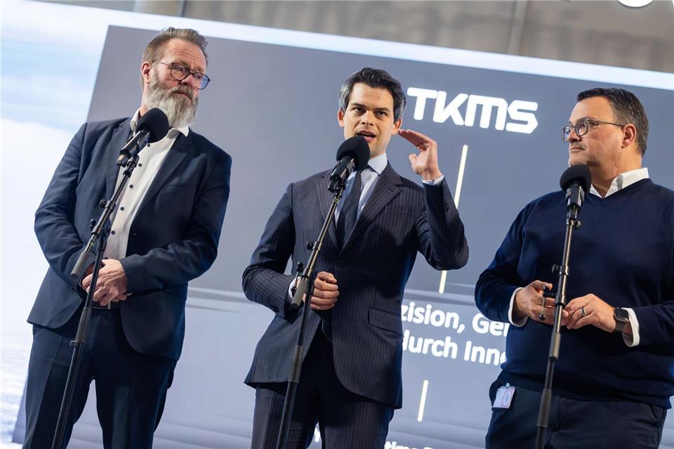 Der maritime Beauftragte der Bundesregierung, Christoph Ploß (Mitte) spricht in Kiel mit Wirtschaftsminister Claus Ruhe Madsen (links, CDU) und TKMS-Chef Oliver Burkhard.Ulrich Perrey/dpa