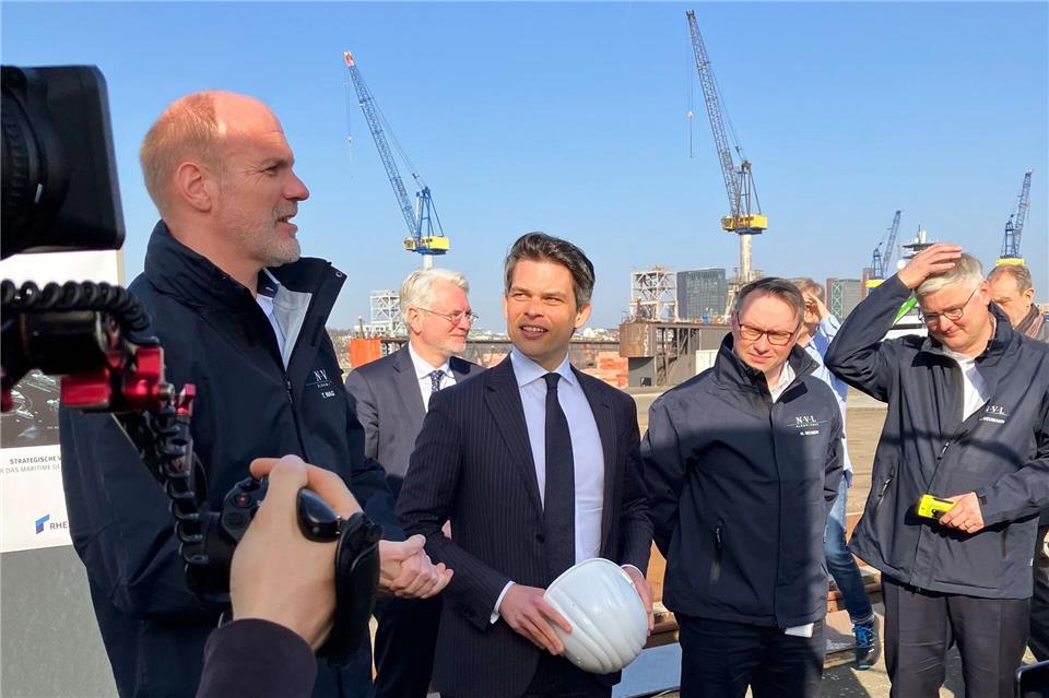 Der maritime Koordinator der Bundesregierung und CDU-Politiker, Christoph Ploß (M), besucht die Werft Blohm+Voss.Lukas Müller/dpa