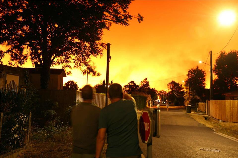 Der massive Waldbrand trifft die Region mitten in der Hochsaison.Romain Perrocheau/AFP/dpa
