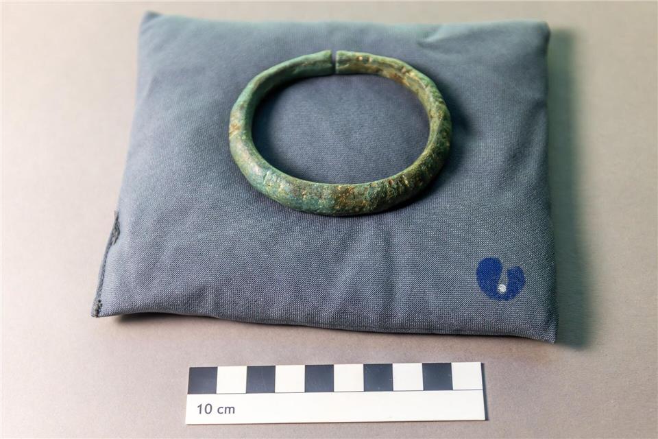 Der massive, rund 2.700 Jahre alte Bronzearmring ist ungewöhnlich gut erhalten.Christian Lademann/dpa