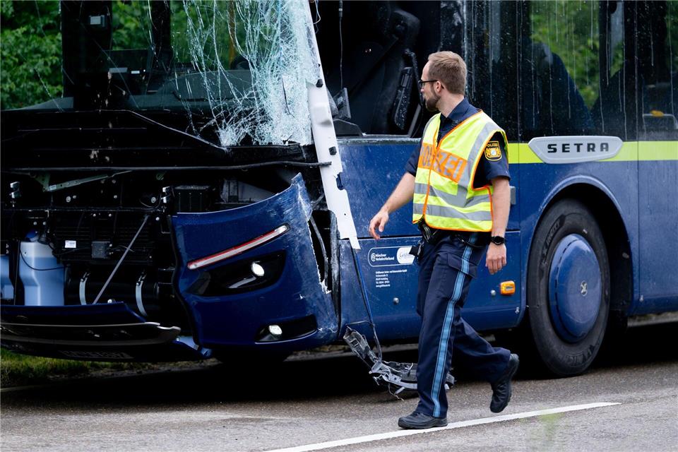 Der mit Grundschülern besetzte Reisebus war in einer Kurve gegen einen Linienbus gestoßen.Sven Hoppe/dpa