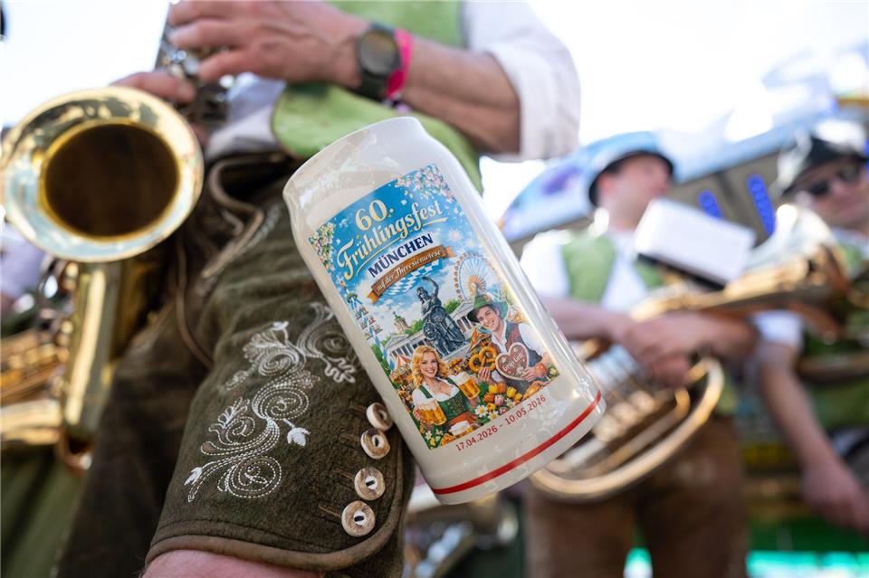 Der mit KI gestaltete Maßkrug mit der Aufschrift „Grüs Gott“ statt „Grüß Gott“ sorgt für Wirbel.   Lukas Barth-Tuttas/dpa