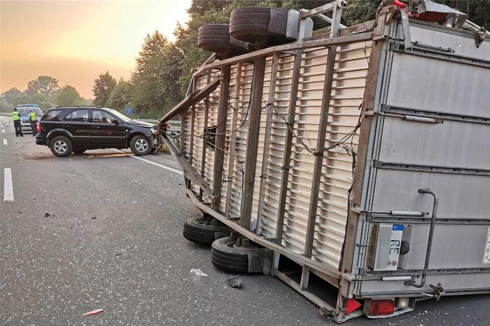 Der mit Möbeln beladene Anhänger ist umgestürzt.