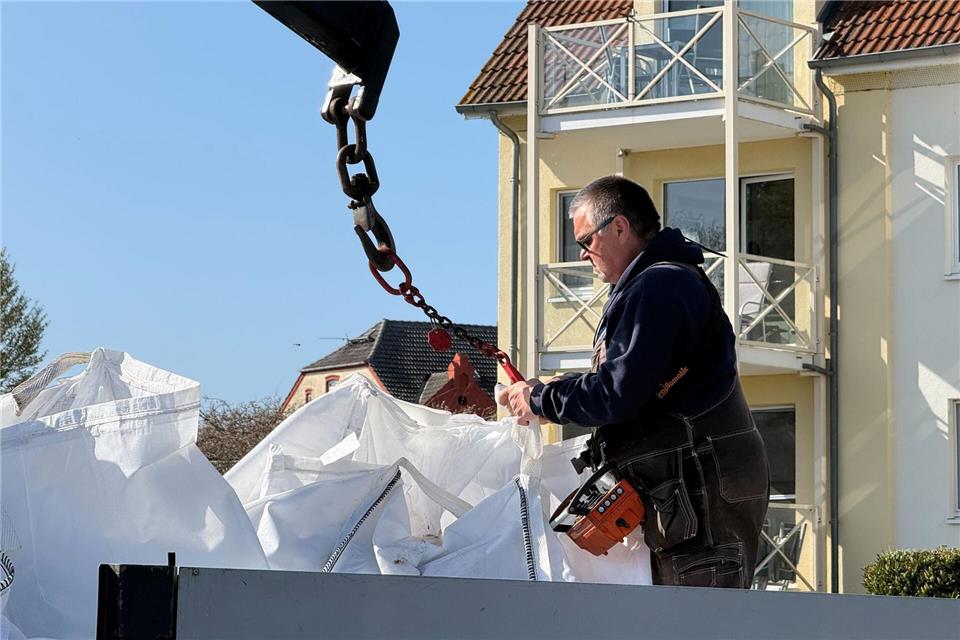 Der mit den Baggerarbeiten beauftragte Unternehmer Fred Babbel läd die gefüllten Big Bags am Hafen ab.Helena Dolderer/dpa