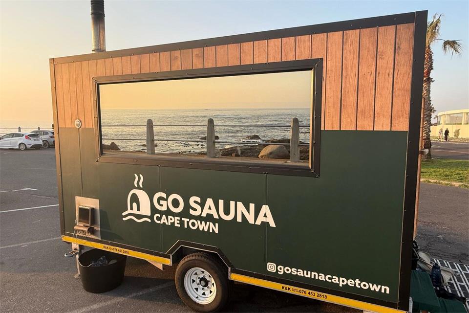 Der mobile Anhänger von Go Sauna steht an einem Strand in Kapstadt.Kristin Palitza/dpa