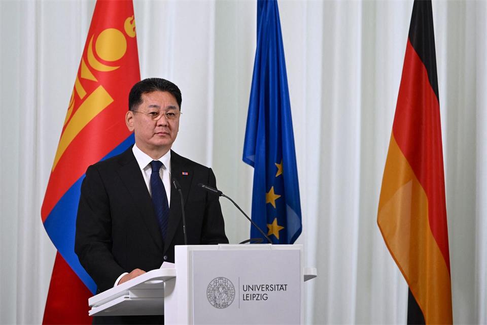 Der mongolische Präsident Khurelsukh Ukhnaa beschwor bei einem Besuch an der Universität Leipzig die strategische Partnerschaft zwischen seinem Land und Deutschland. Hendrik Schmidt/dpa