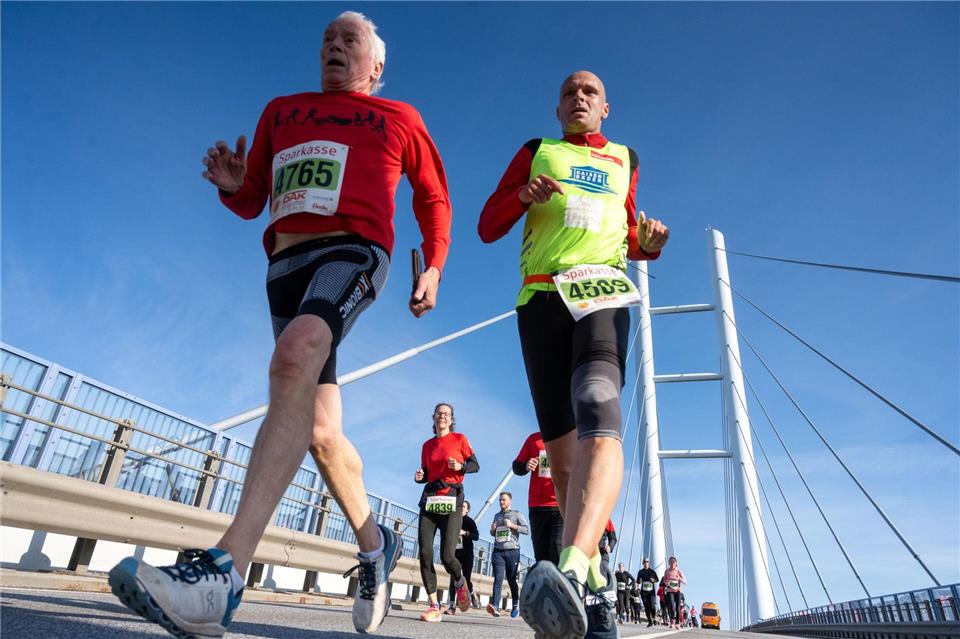 Der nächste Rügenbrücken-Marathon ist für den 11. Oktober 2025 geplant.Stefan Sauer/dpa
