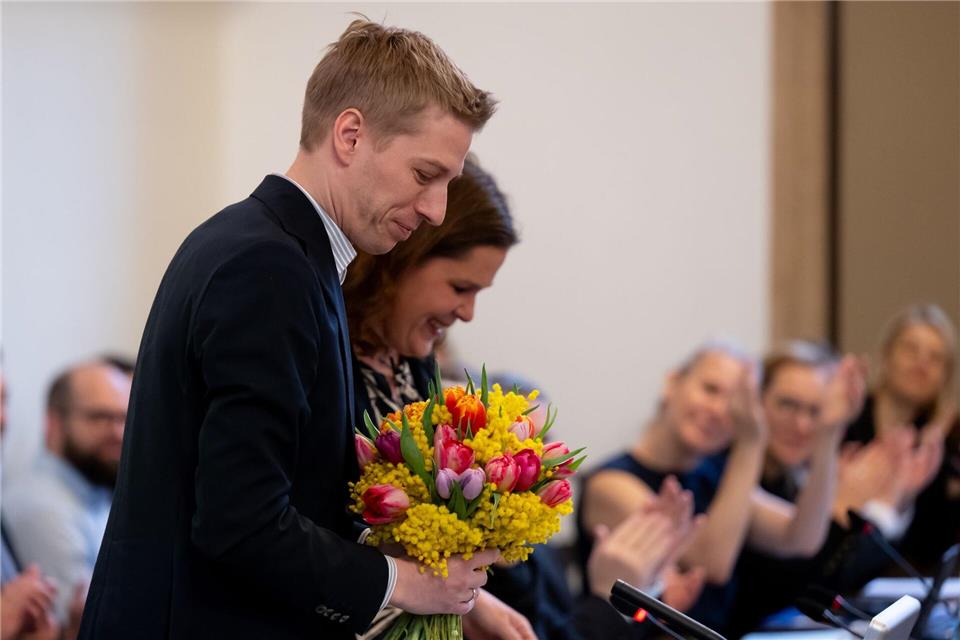 Der neu gewählte Oberbürgermeister bekam Glückwünsche und Blumen. Sven Hoppe/dpa