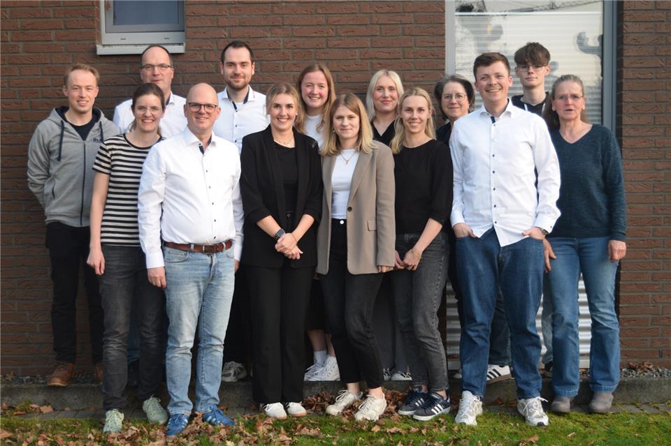 Der neu gewählte Vorstand um den Vorsitzenden Daniel Harke (vorne, 2.v.l.) präsentiert sich mit Mitgliedern des neu gewählten Jugendvorstandes.