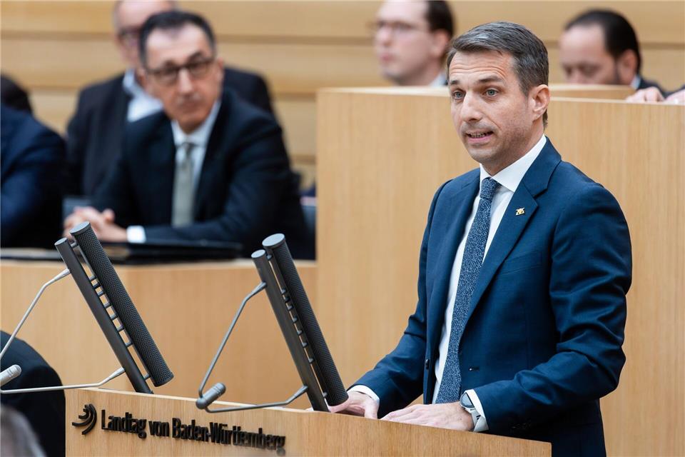 Der neue AfD-Fraktionschef Martin Rothweiler ging in seiner ersten Rede im Landtag den neuen Ministerpräsidenten Cem Özdemir (Grüne) an.Christoph Schmidt/dpa