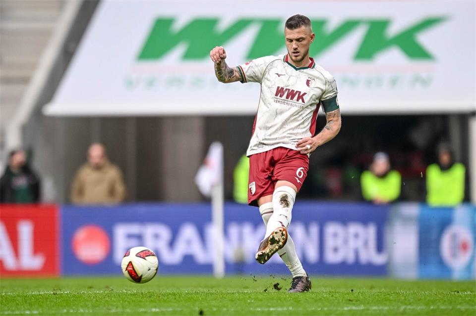Der neue Augsburger Rekordspieler: Jeffrey Gouweleeuw.Harry Langer/dpa