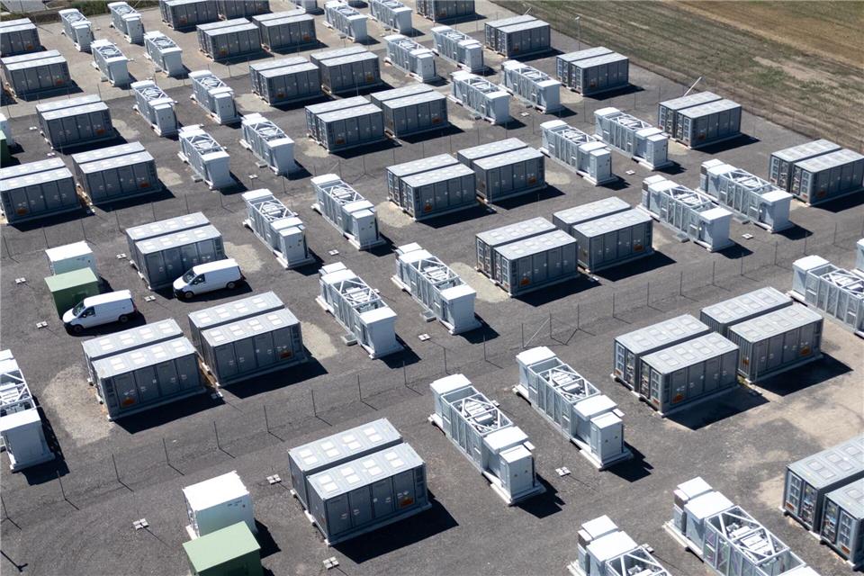 Der neue Batteriespeicher bei Leuna kann derzeit rund 500 Megawattstunden Strom speichern.Hendrik Schmidt/dpa